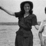 Alberto Vázquez Figueroa con su tía Fanny en las proximidades del Cabo Juby, en 1950.