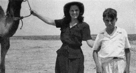 Alberto Vázquez Figueroa con su tía Fanny en las proximidades del Cabo Juby, en 1950.