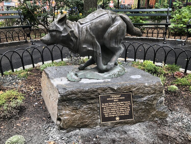 Estatua de Togo en Seward Park, New York, instalada en 2001 (foto en web https://www.sewardparkconservancy.org)